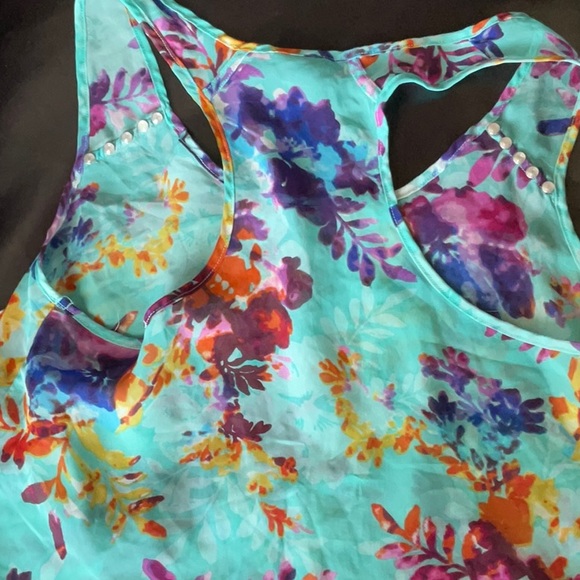 Two Flowy Tanks - Picture 4 of 4